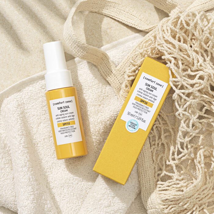 Auf einem Handtuch in der Sonne liegend die Sun Soul Sonnencreme mit Lichtschutzfaktor 50 in Reisegröße