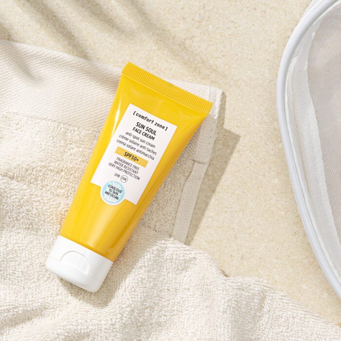 Auf einem Handtuch in der Sonne liegend der Sun Soul Sonnenschutz SPF50 für das Gesicht. Ohne Duftstoffe und in der praktischen Tube