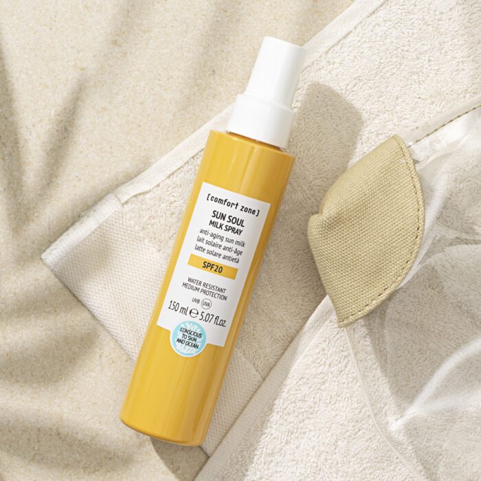 Liegend der Sun Soul Milk Spray mit Sonnenschutzfaktor 20 zum Aufsprühen