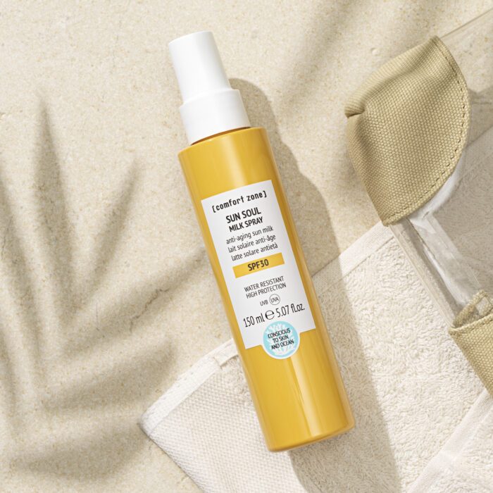 In der Sonne liegend das Produkt Sun Soul Milk Spray mit SPF 30 zum Aufsprühen auf die Haut