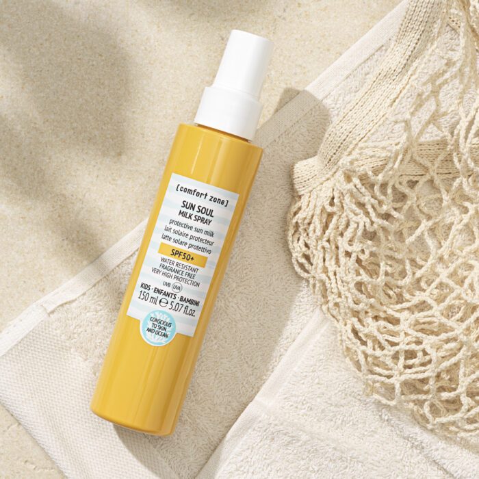 Auf einem Handtuch liegend der Sun Soul Milk Spray SPF 50 für Kinder. Praktisch zum Aufsprühen