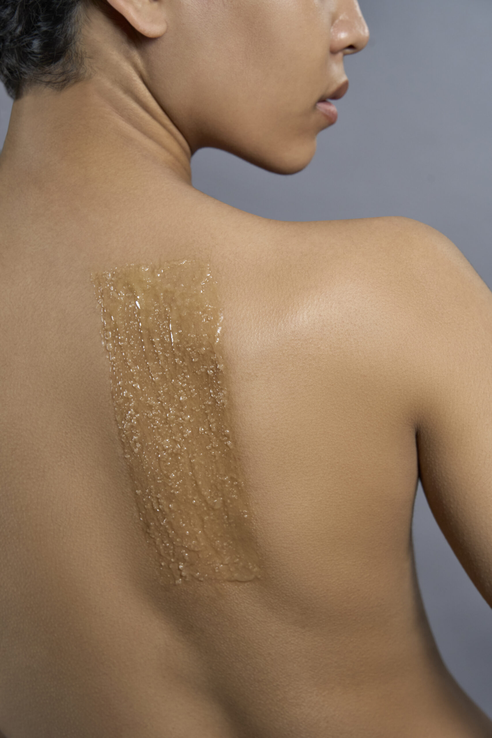 Tranquillity Body Scrub auf Rücken aufgetragen